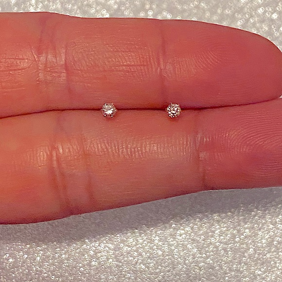0.05carat diamond earrings - Picture 2 of 4